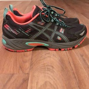 ASICS size 9 athletic shoes. Great condition.